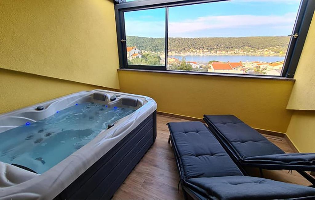 Cảnh núi rừng hoặc tầm nhìn ra núi từ căn hộ