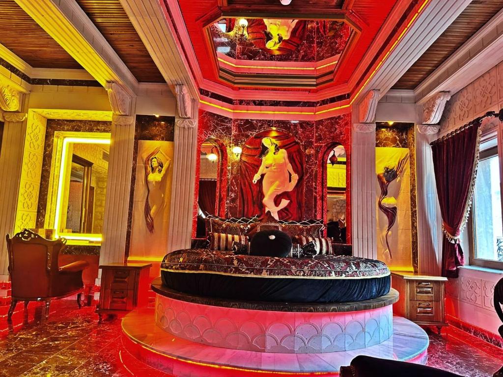 una stanza con una grande fontana al centro di un edificio di Kapadokya Hill Hotel & Spa (12+) a Nevşehir