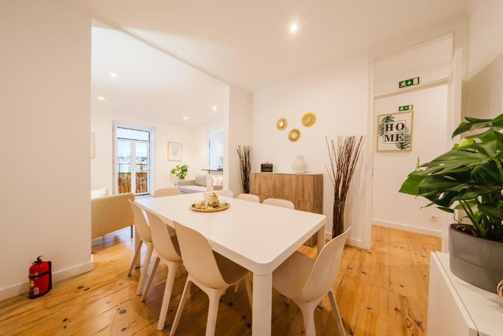 Large Central Penthouse 3 bath, sleeps 14 wAC