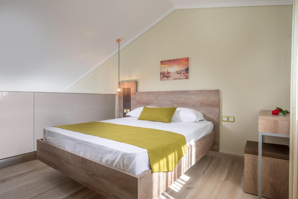 En eller flere senge i et værelse på Aelia suites