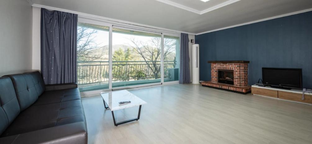 TV a/nebo společenská místnost v ubytování 골드 훼미리 콘도 & 펫리조트