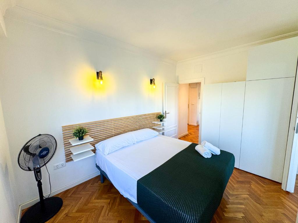 een slaapkamer met een groot bed en een ventilator bij Velasco Urban Lodge - Turistea in Huesca