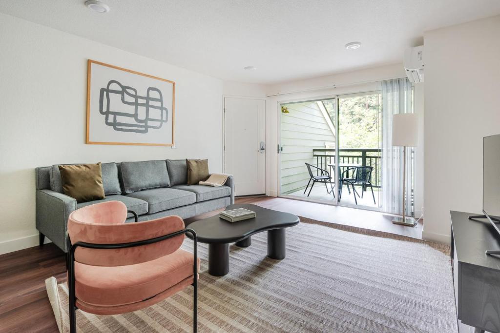 Et opholdsområde på Blueground Winchester pool nr Central Park SFO-2104