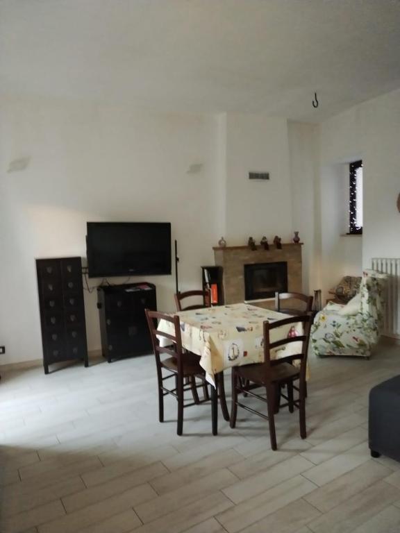 a living room with a table and chairs and a tv at Casa Roberta in Pacentro