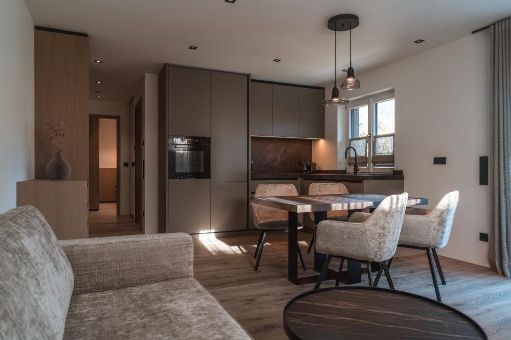 una cucina e un soggiorno con tavolo e sedie di Egerner Chalet a Rottach-Egern