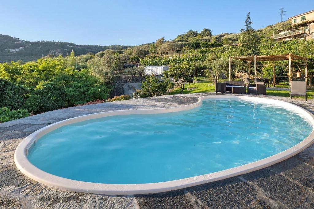 een groot zwembad met blauw water bij Casa Chicken2 -Mare, Monti E Bikers in Bardino Vecchio