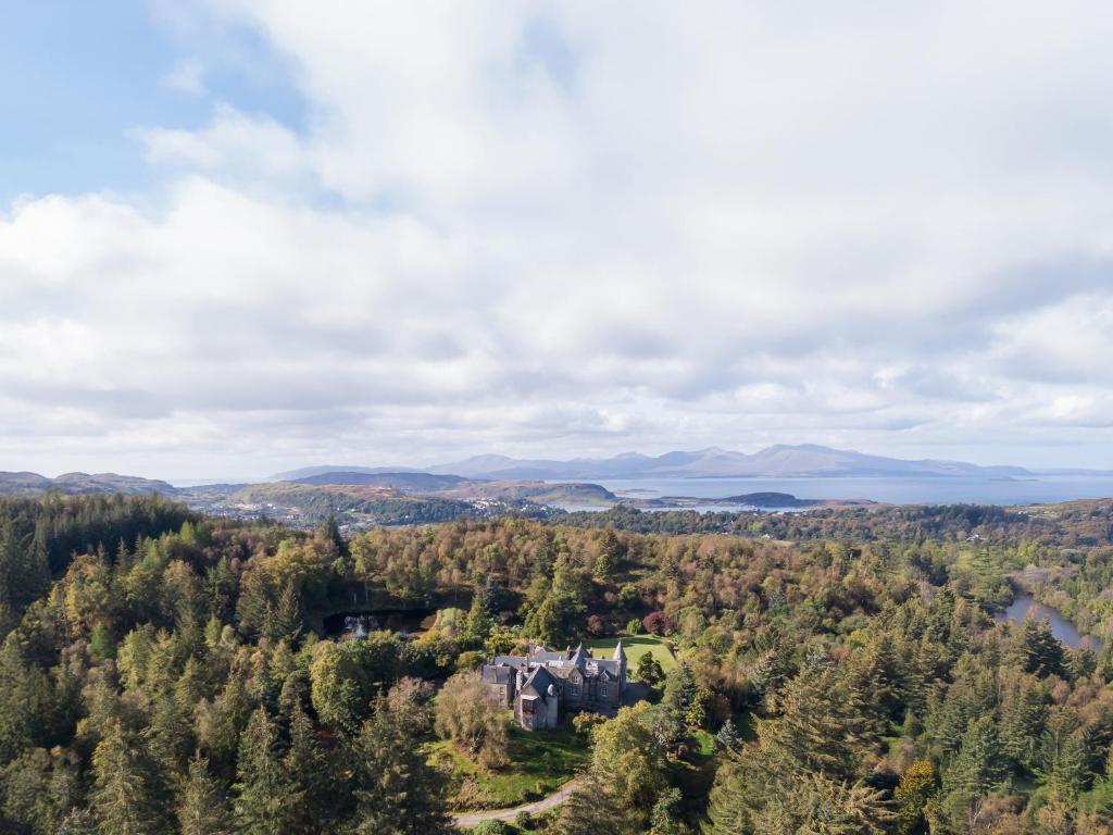 Una vista aérea de un castillo en medio de un bosque. en Glencruitten House, en Oban