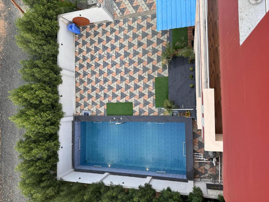 een uitzicht op een zwembad naast een gebouw bij Silver Green Resort in Gumgaon