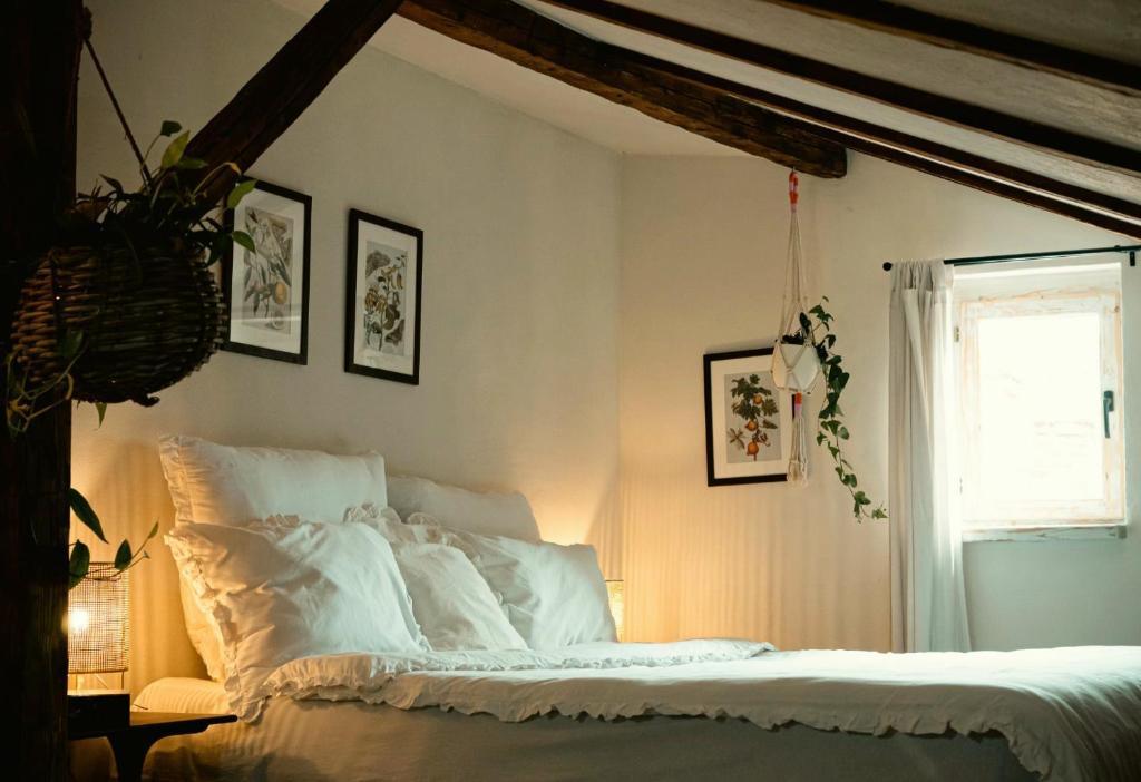 una camera da letto con un letto con lenzuola bianche e una finestra di Casa Horea 54 a Cluj-Napoca