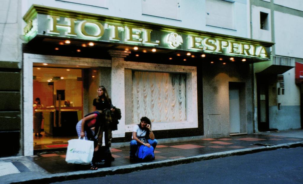 twee vrouwen die voor een winkel zitten bij Hotel Esperia in Buenos Aires
