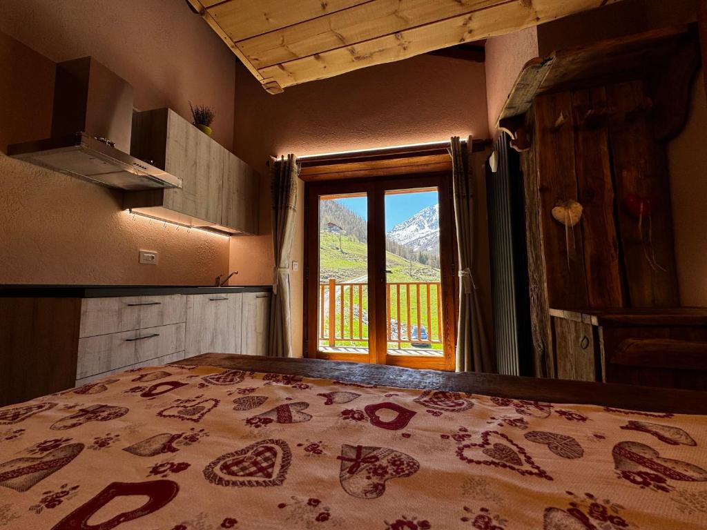 een keuken met een bed met uitzicht op een berg bij Baita Mot in Marmora