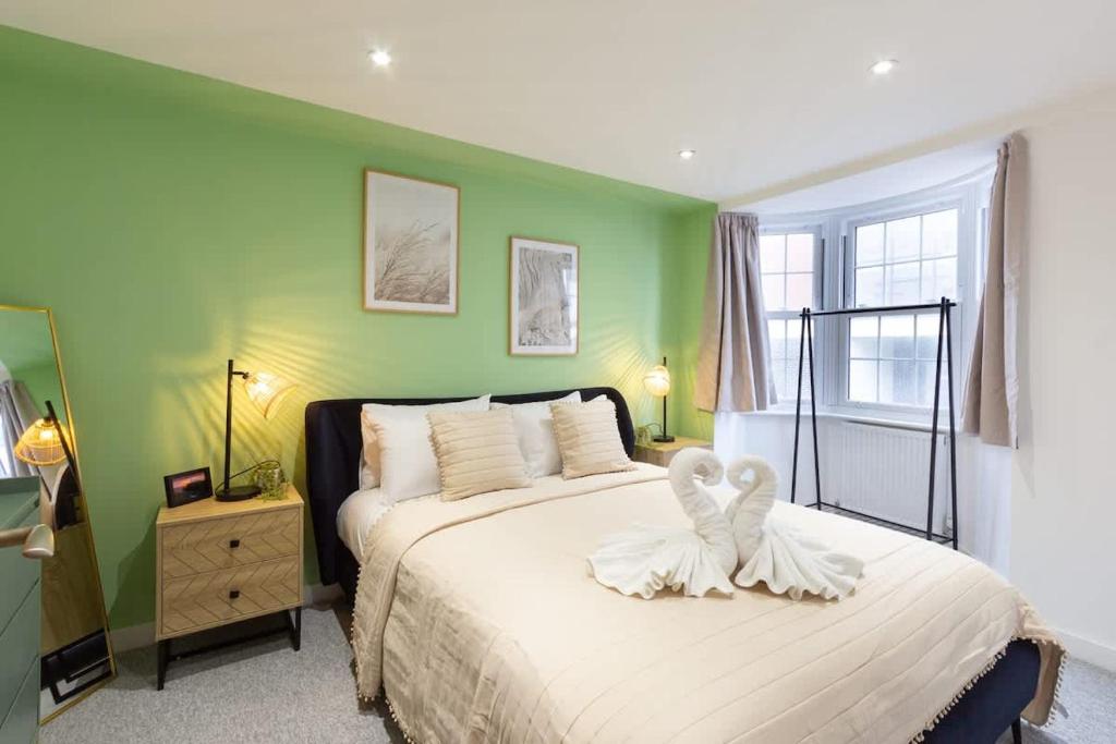 a green bedroom with a bed with a bird on it at The Regent Luxury Pad in Brighton & Hove