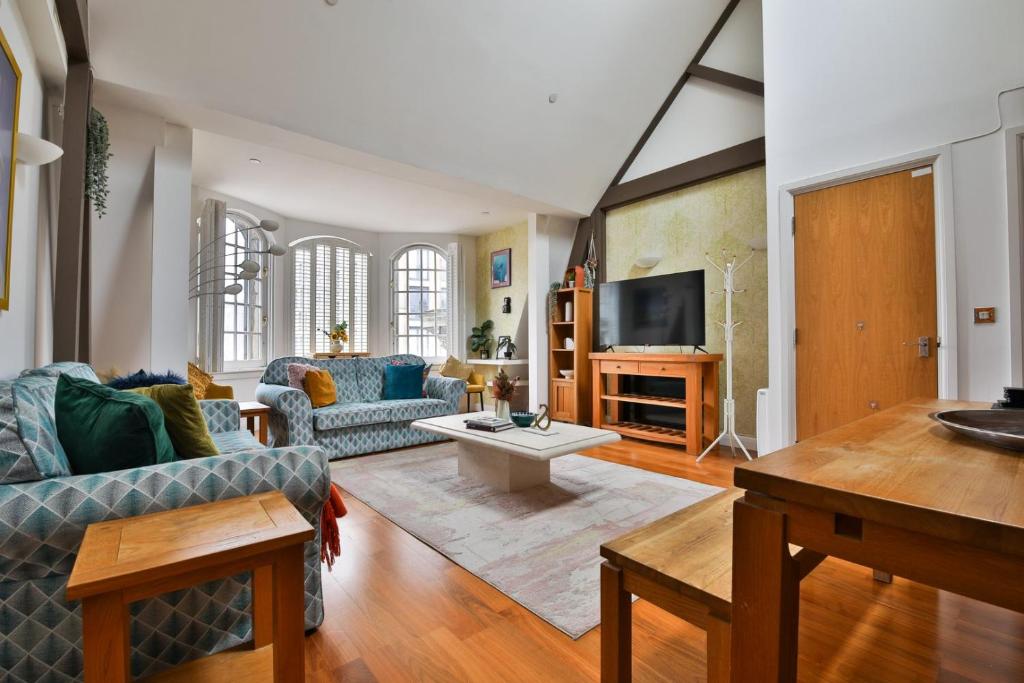 TV a/nebo společenská místnost v ubytování The Cardiff Central Pad – Stylish 2-Bed Apartment