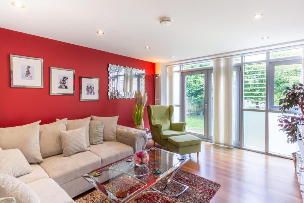 Posezení v ubytování Luxury at The Brunswick - Free Parking-4 bedrooms