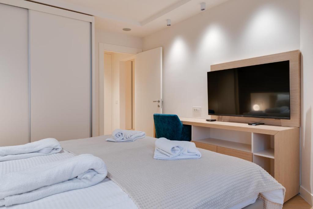 CENTRAL Stars Apartments & Free parking - Deluxe One-Bedroom Apartment With City View