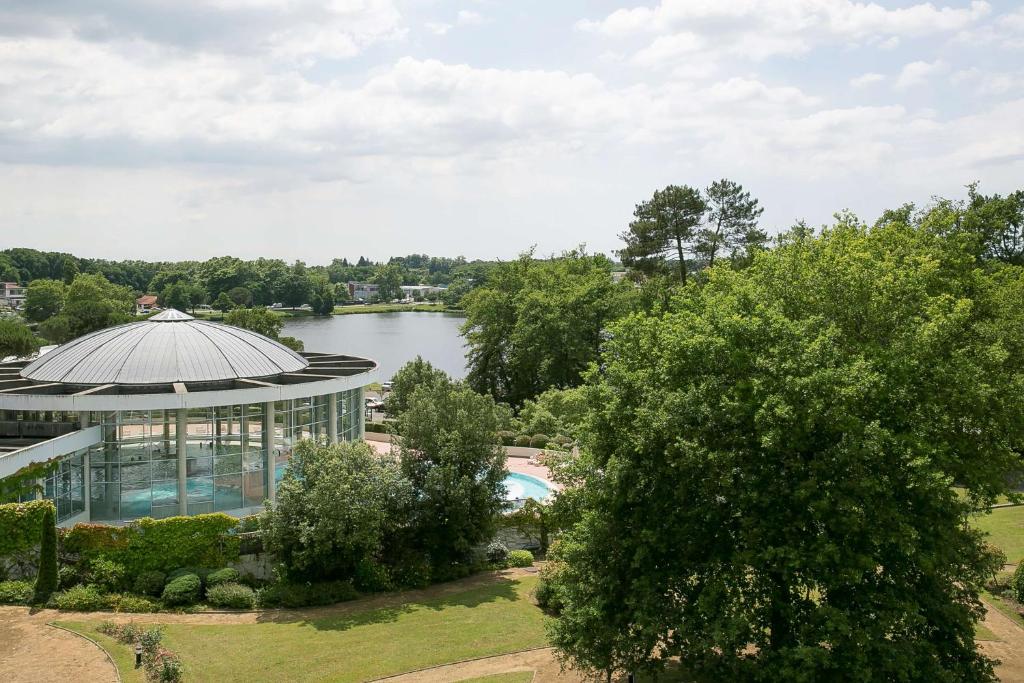 uma vista aérea de um edifício e de um lago em Best Western Hotel Sourcéo em Saint-Paul-lès-Dax