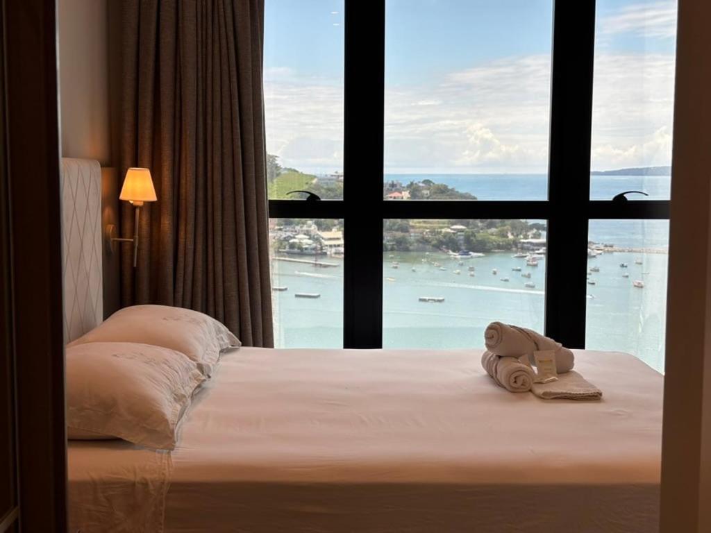 een hotelkamer met een bed en een groot raam bij Vista Mar - Suíte, Cozinha Completa, Até 4 pessoas in Itapema