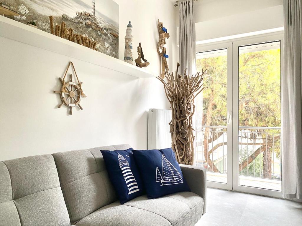 Civico 148- Lido di Jesolo - Per Famiglie في ليدو دي يسولو: غرفة معيشة مع أريكة ونافذة