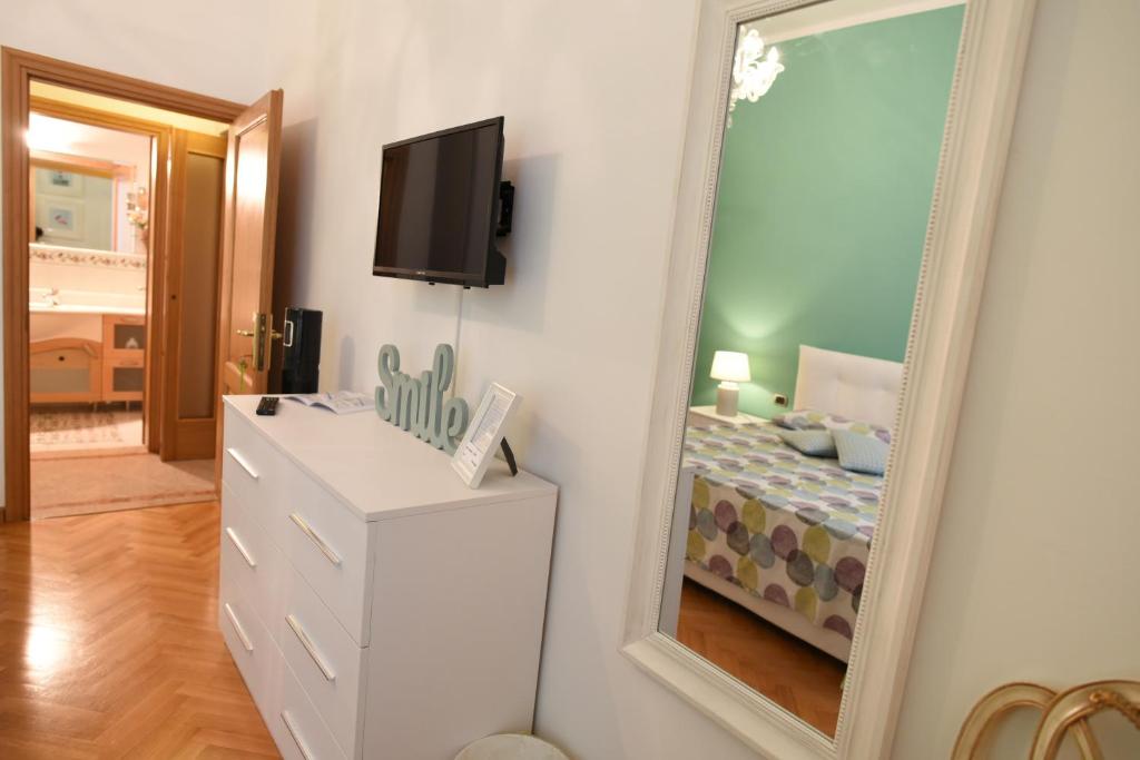 A television and/or entertainment centre at Maison Étoile