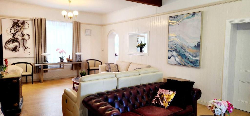 Posezení v ubytování Luxury farm stay with outdoor jacuzzi