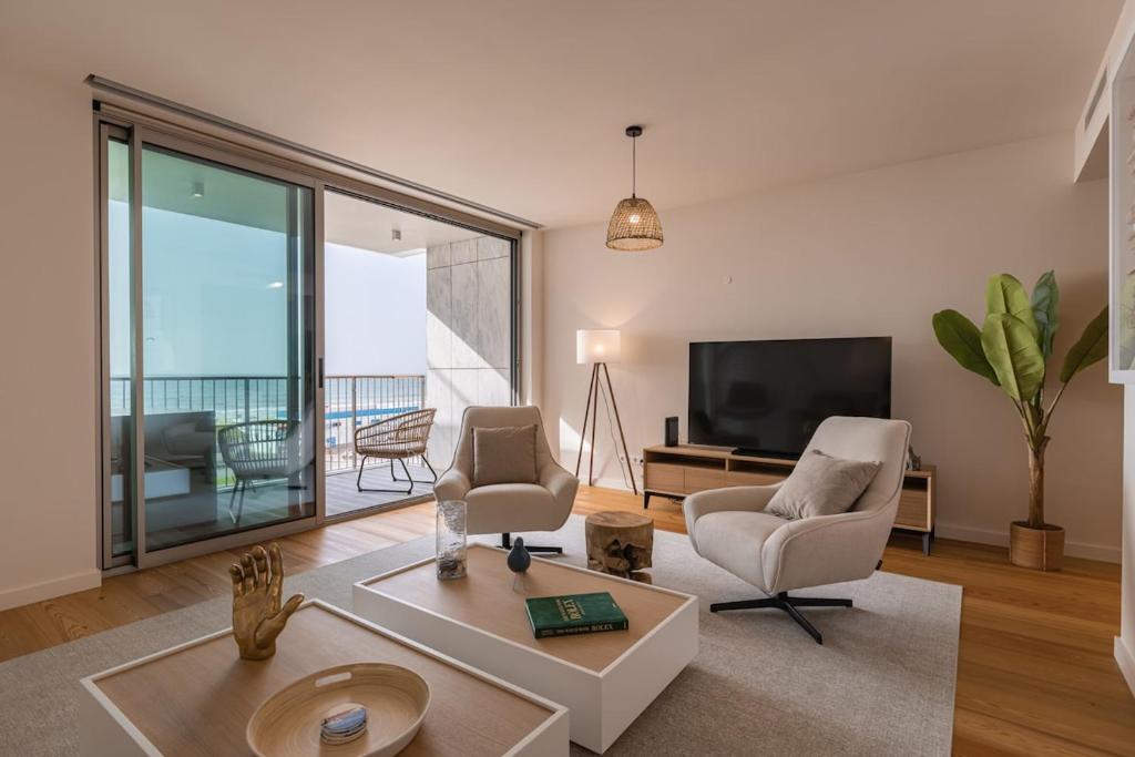 Et tv og/eller underholdning på Ocean View Luxury Bayline Apartment