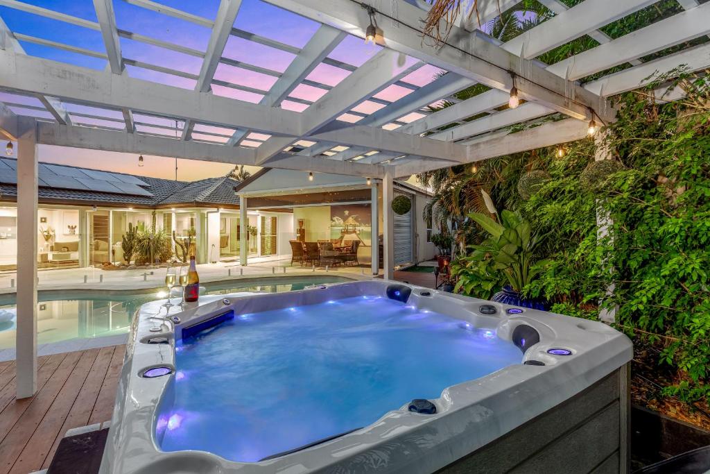 Πισίνα στο ή κοντά στο Luxury Mooloolaba Retreat with Spa & Pool