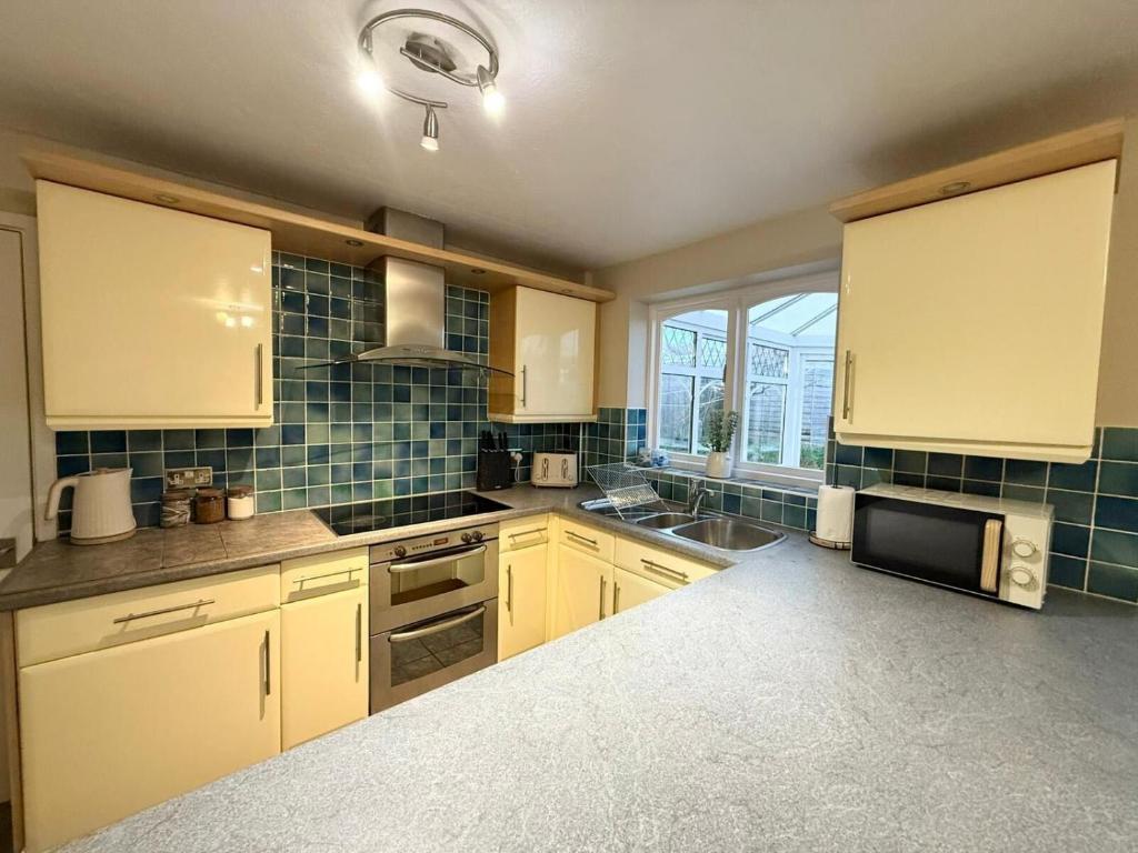 Kuchyň nebo kuchyňský kout v ubytování Modern 5-BDR, Family, Free Parking, Super Fast Speed Wi-Fi, Sleeps 10, Contractors, Long Term Stays Allowed