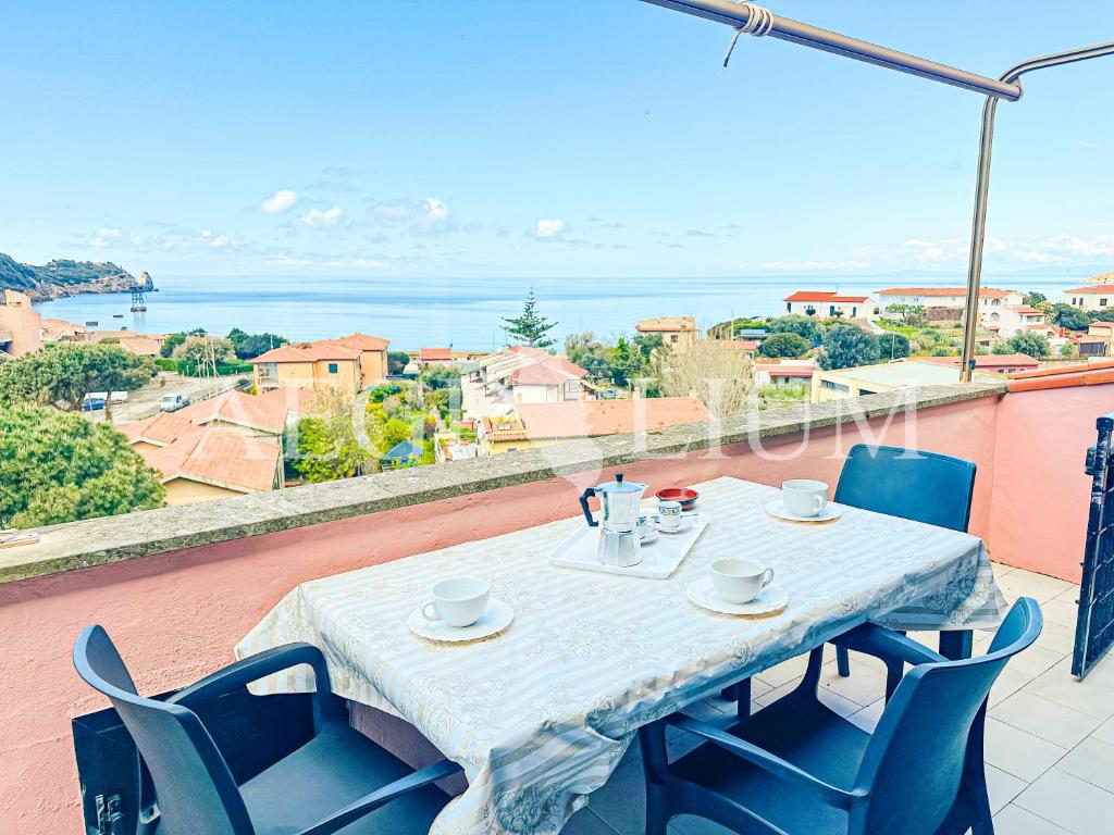 ein Tisch und Stühle auf einem Balkon mit Blick auf das Meer in der Unterkunft Giglio Rosa 4 n9 in Campese