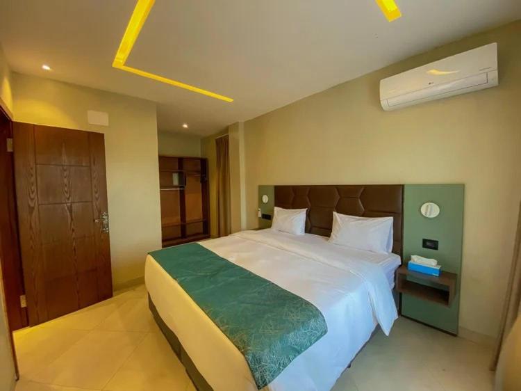 Postel nebo postele na pokoji v ubytování Nyota Lodge Hôtel