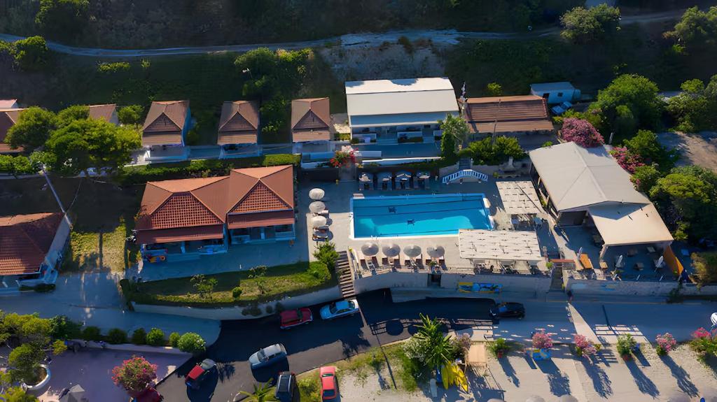 een bovenaanzicht van een huis met een zwembad bij Beach House by the Sea Zakynthos in Alikanas