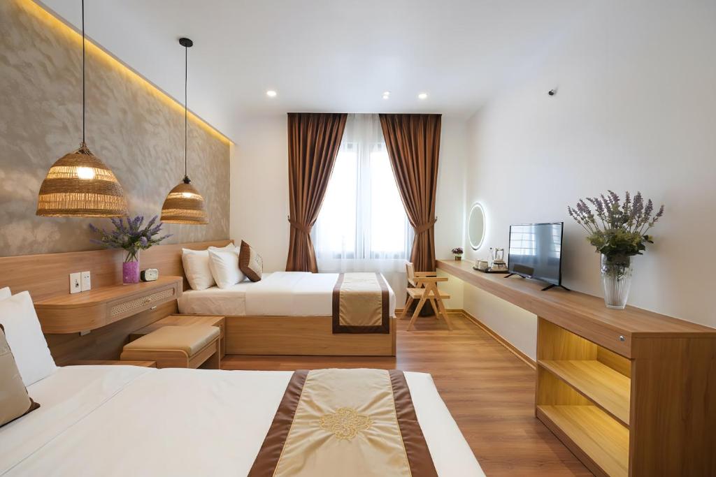 Phòng nghỉ tại Nana Villa Hue sử dụng gam màu ấm, nội thất gỗ và cách bố trí gọn gàng, phù hợp để nghỉ ngơi sau một ngày khám phá Cố đô.