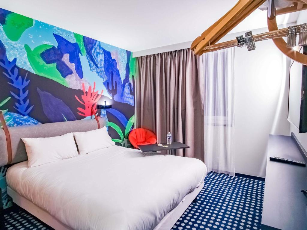 Ένα ή περισσότερα κρεβάτια σε δωμάτιο στο ibis Styles Albertville