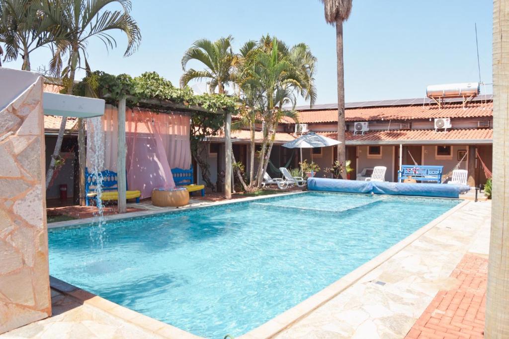 una grande piscina con fontana di O Sole Mio - Hotel Pousada a Planura