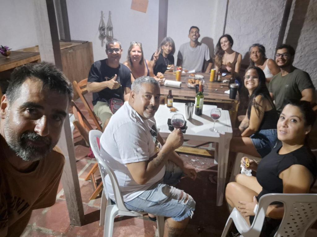 ナタールにあるHostel La Casa de Mabelのテーブルの周りに座っている人々のグループ