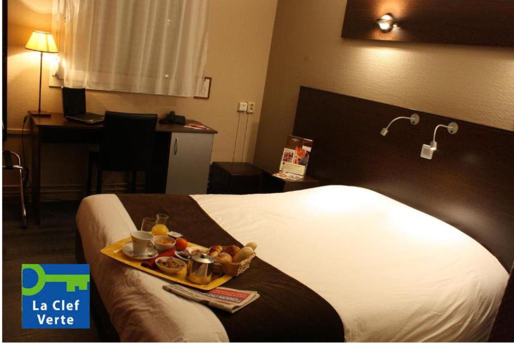 Postel nebo postele na pokoji v ubytování The Originals City, Hôtel Ascotel, Lille Est Grand Stade