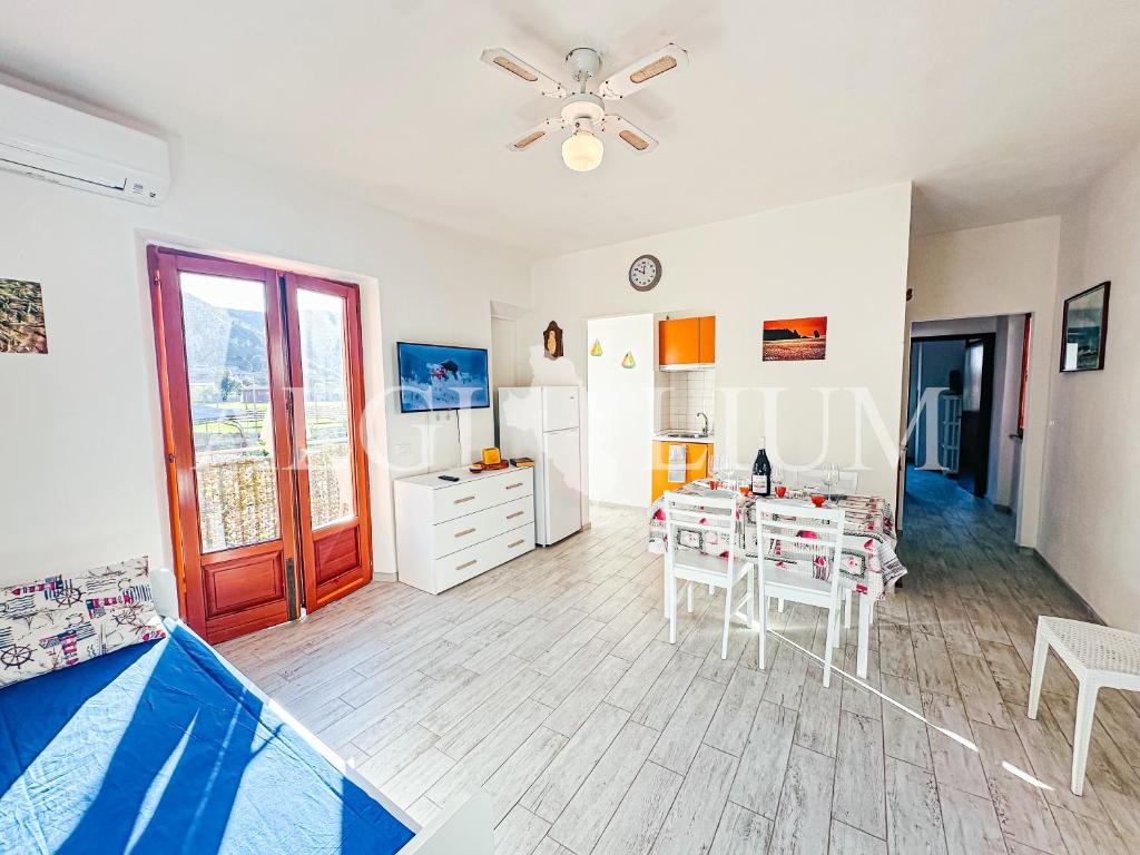 ein Wohnzimmer mit Esstisch und eine Küche in der Unterkunft Giuliana 4 in Campese