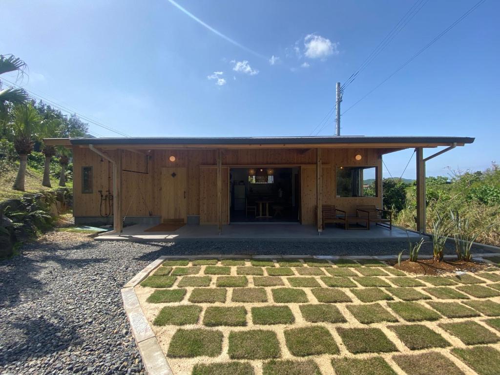 una casa con un patio in pietra di fronte di 月みるいえ ad Akaogi