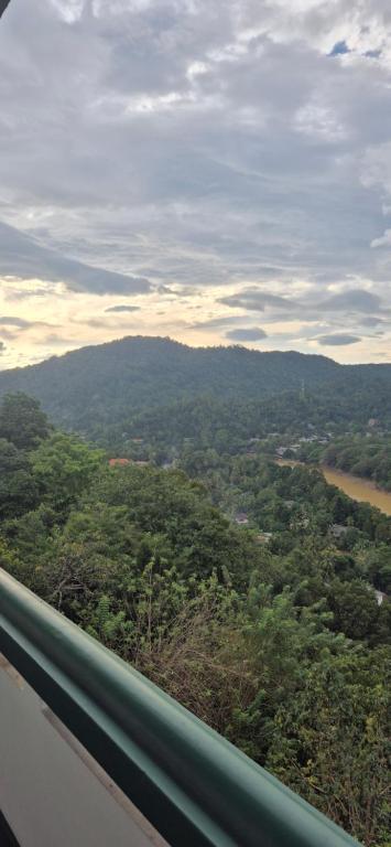 vista su una valle con alberi e un fiume di Gardenia a Kandy
