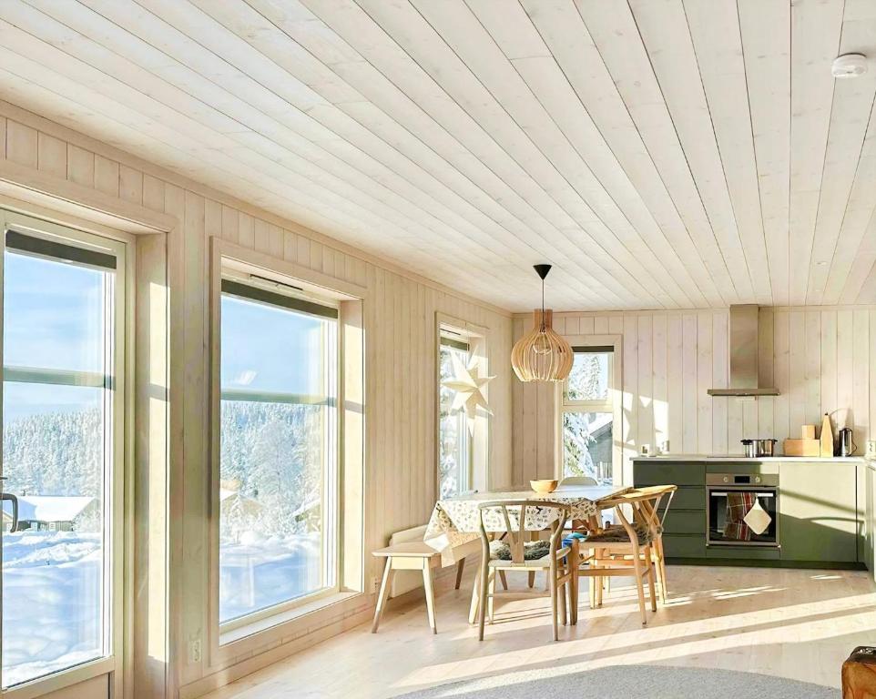 Køkken eller tekøkken på Family Cabin With Views In Lygnalia