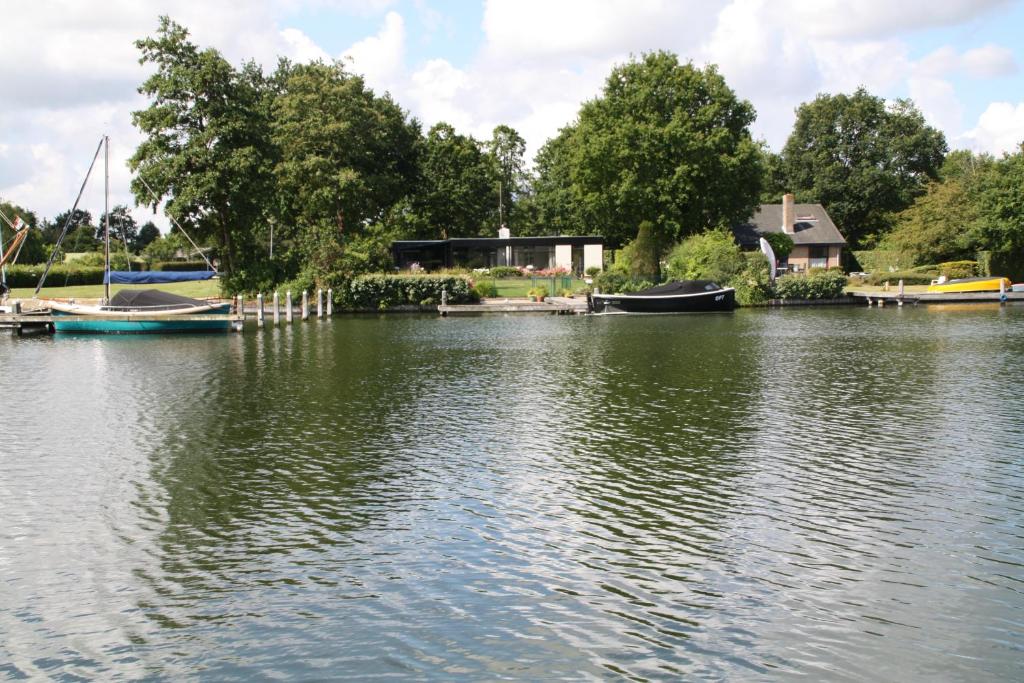 een groot waterlichaam met boten erin bij OPt7 in Arnemuiden