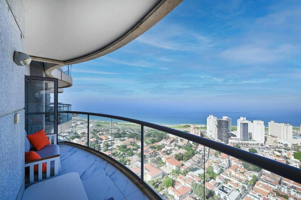 En balkon eller terrasse på Modern 2BR Amazing Sea View W/Parking by HolyGuest