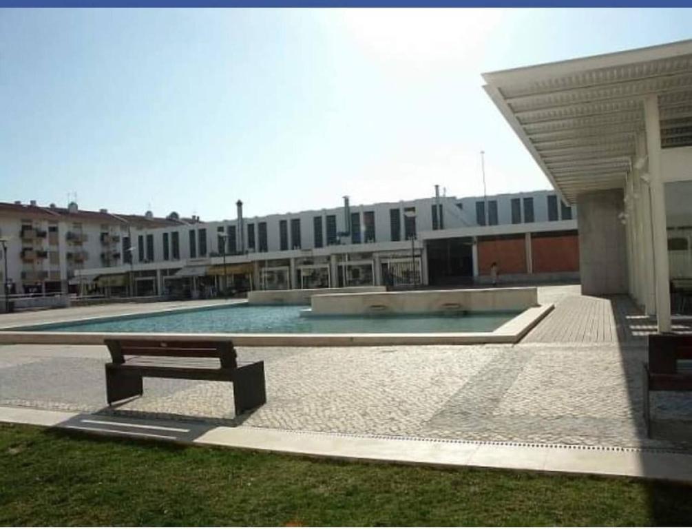 un grand bâtiment avec une piscine en face d'un bâtiment dans l'établissement Morden Spacious Apartment, à Entroncamento