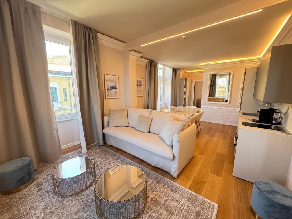 Et opholdsområde på Royal Suite Apartment