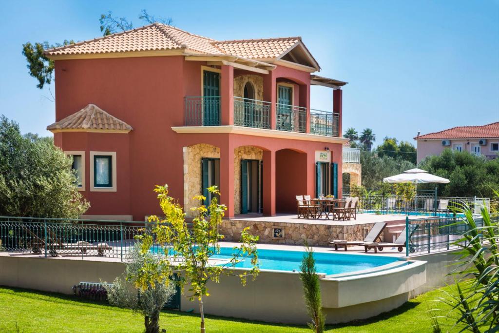 スヴォロナータにあるPleiades Luxury Villaのスイミングプール付きのヴィラ、家