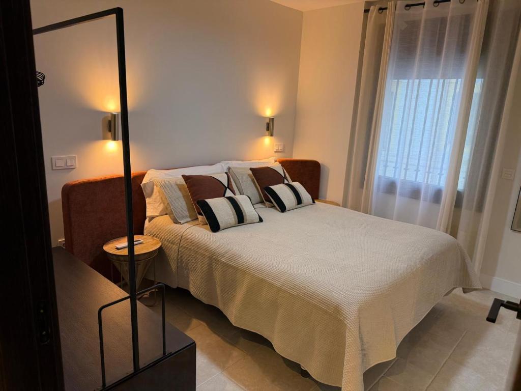 En eller flere senge i et værelse på Apartamentos Máximo Parking gratis