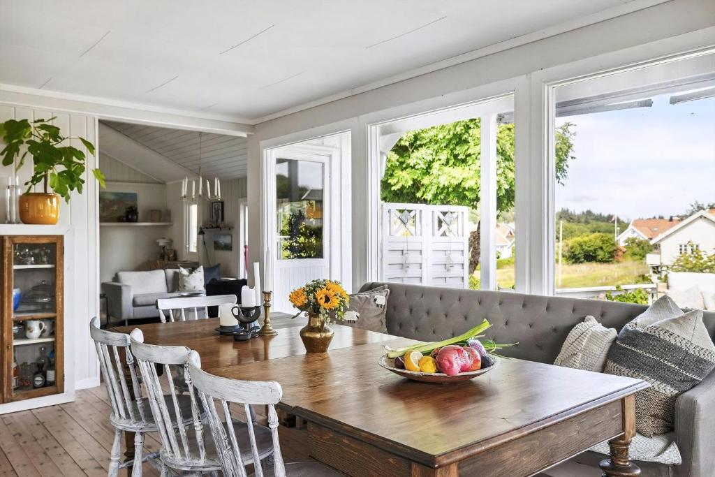 ein Wohnzimmer mit einem Tisch und einem Sofa in der Unterkunft Family Cabin With A View in Mandal