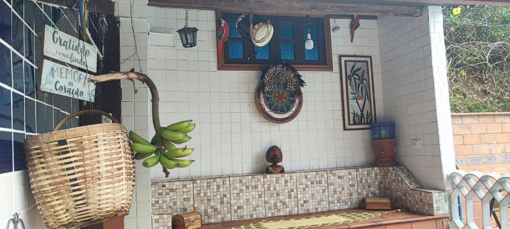 Een huis met bananen aan de muur. bij Casa na mata ceu iluminado in Guararema
