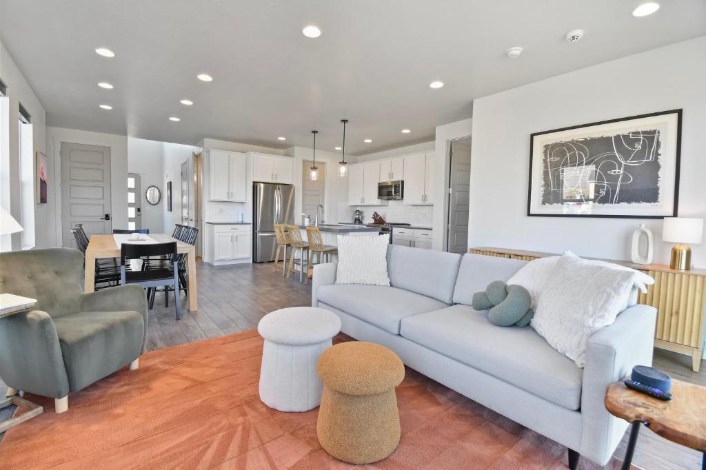 Et opholdsområde på Light-Filled Nordic Retreat w Unobstructed Views