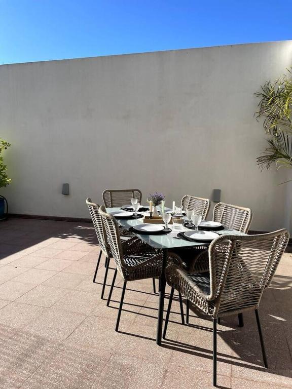 a table with chairs and a tableasteryasteryasteryasteryasteryasteryasteryasteryastery at La Seixalia, charme e grande terraço in Seixal