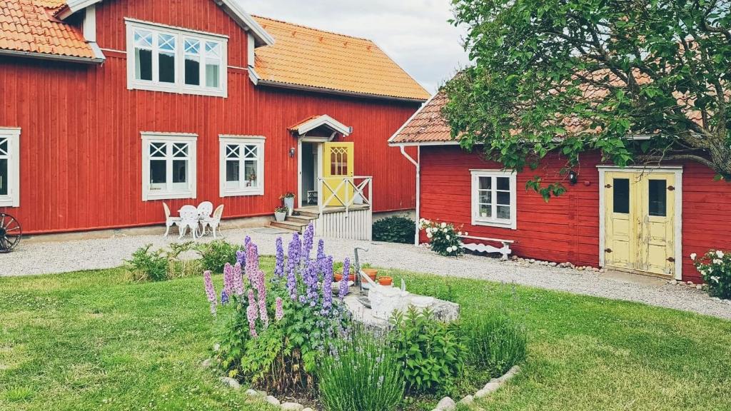 O grădină în afara Villa With Lake Vättern Views Near Gränna